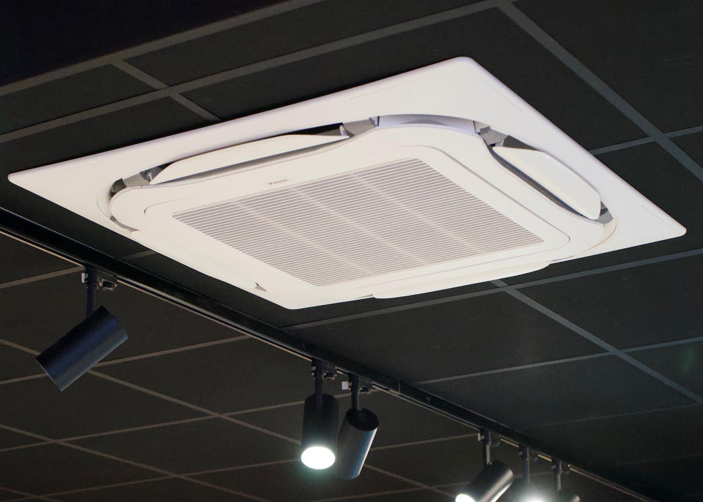 groupe intérieur de pompe à chaleur Daikin dans une grande salle