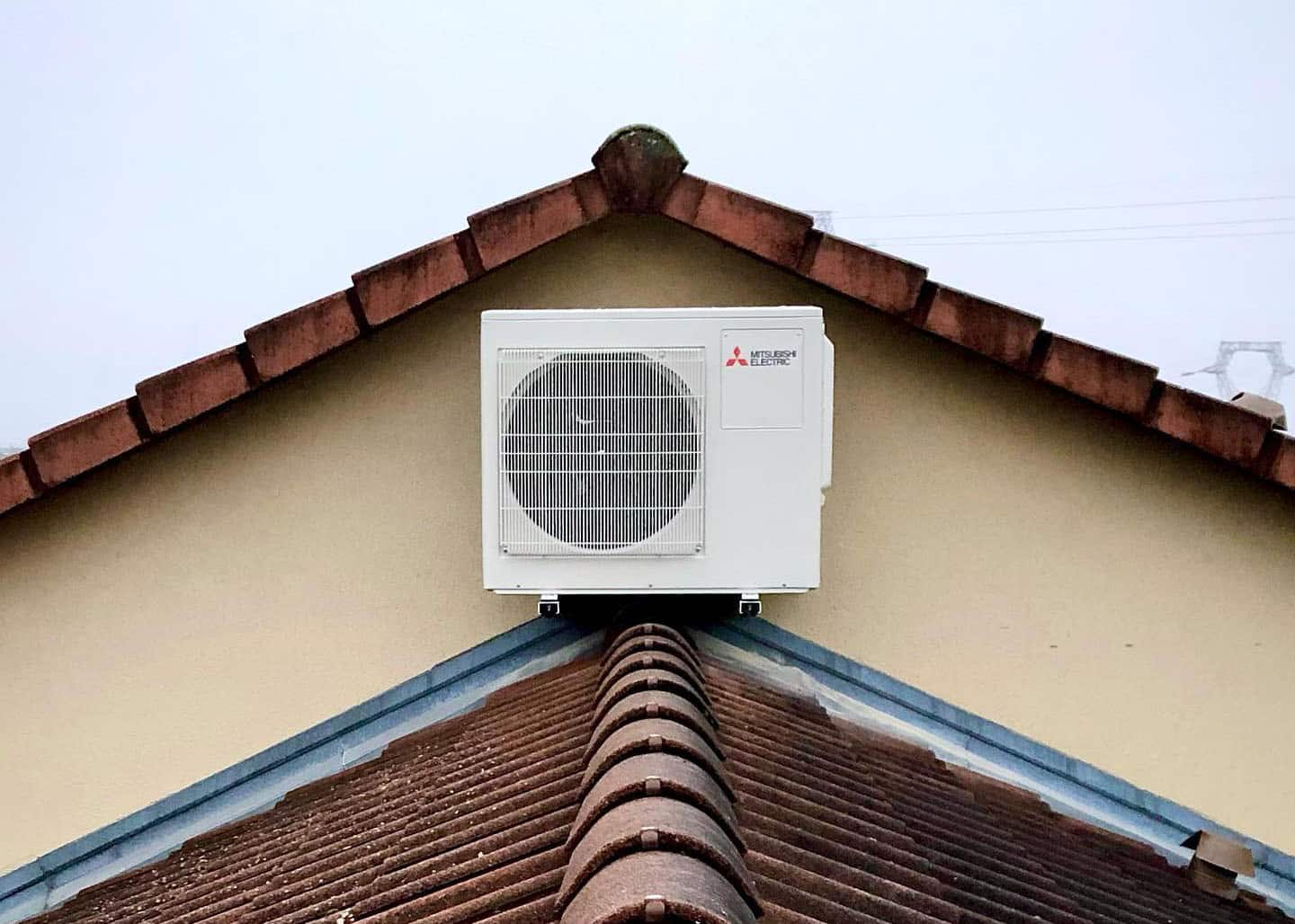 groupe extérieur de pompe à chaleur de la marque Mitsubishi Electric