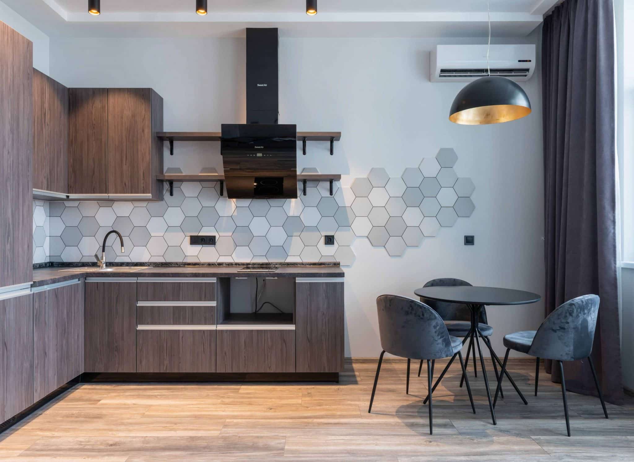 belle cuisine contemporaine avec groupe intérieur de pompe à chaleur